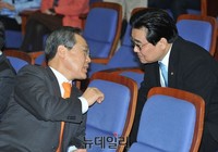 [포토] 대화 나누는 우윤근-전병헌