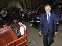 [포토] 단상으로 향하는 문재인 대표