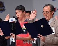 [K리그] 축구헌장 선서하는 박성화감독-이정협선수