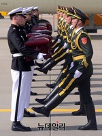 [포토] 인도되는 중국군 유해