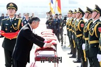 [포토] 오성홍기 덮는 추궈홍 주한 중국대사