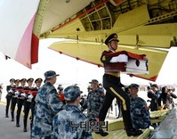 [포토] 유해 옮기는 중국군