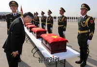 [포토] 예 표하는 추궈홍 주한 중국대사