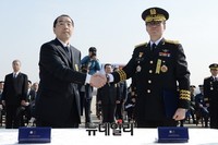 [포토] 유해인도서 서명한 문상균-바오펑위