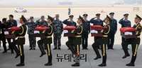 [포토] 옮겨지는 중국군 유해