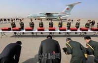 [포토] 중국군 유해 인도식, 고개숙인 중국 관계자들