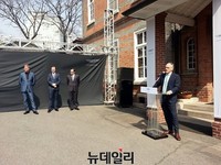 [포토] 인사하는 '율리히 베즈' 애스턴마틴 이사회 의장