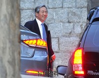 [포토] 정주영 회장 14주기 위해 들어서는 정몽준 전 의원