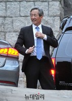 [포토] 故 정주영 회장 14주기 참석하는 정몽준 전 의원