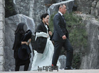 [포토] 정주영 회장 생전 자택으로 들어서는 정의선 회장 가족