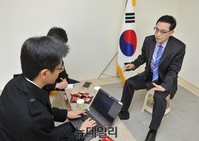 [포토] 변희재 선거 사무소, 간의 의자 테이블은 나무 작업대