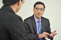 [포토] 인터뷰 진행하는 무소속 변희재 후보