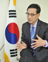 [포토] 인터뷰 하는 무소속 변희재 후보