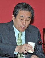 [포토] 물마시는 새누리당 김무성 대표