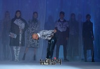 [패션위크] 런웨이 무대 마친 이상봉, 90도 인사