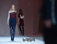 수묵화 목단을 모티브로 한 디자이너 이상봉 런웨이3/4