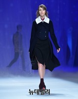 수묵화 목단을 모티브로 한 디자이너 이상봉 런웨이1/4