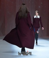 수묵화 목단을 모티브로 한 디자이너 이상봉 런웨이2/4