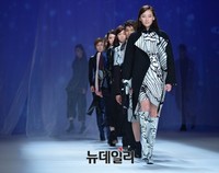 수묵화 목단을 모티브로 한 디자이너 이상봉 런웨이4/4