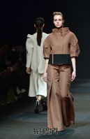 공간과 미완의 설정을 재해석한 쿠만 유혜진 런웨이 1/3