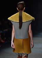 공간과 미완의 설정을 재해석한 쿠만 유혜진 런웨이 2/3