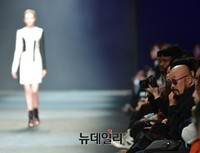 [패션위크] 쿠만 유혜진 런웨이 관람하는 이상봉 디자이너