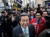 [포토] 시위대에 둘러싸인 김무성 대표