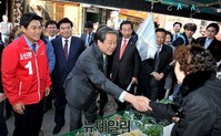 [포토] 주민들과 악수 나누는 김무성 대표와 오신환 후보