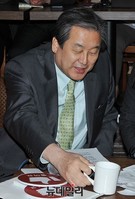 [포토] 커피마시는 새누리당 김무성 대표