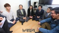 [포토] 1인가구 방문한 새누리당 김무성 대표