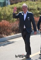 [포토] 손들어 인사하는 울리 슈틸리케 감독