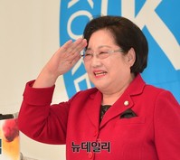 [포토] 거수경례하는 김을동 의원