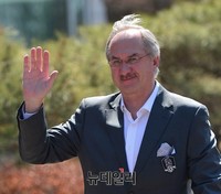 [포토] 인사하는 슈틸리케 국가대표팀 감독