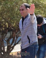 [포토] 손인사하며 입장하는 카를로스 코치