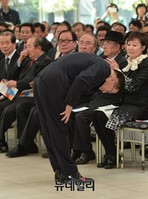 [포토] 인사하는 허준영 신임회장