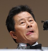 [포토] '억대 원정 도박설' 태진아, 목타는 기자회견