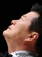 [포토] 허공 바라보며 눈물 흘리는 태진아