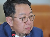 [포토] 의원들의 질문 경청하는 이석수 후보자