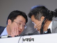 [포토] 변호사와 대화 나누는 태진아