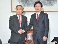 [포토] 악수 나누는 '유승민-우윤근' 여야 원내대표