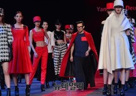 [패션위크] 모델 사이로 등장한 디자이너 양희득