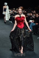 실용성과 예술성 조화..디자이너 김보민 런웨이 1/3