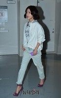 [패션위크] 워싱진 입고 등장한 이윤지