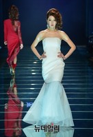 환희와 공감을 표현한 디자이너 조명례 런웨이3/3