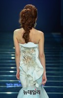 환희와 기쁨을 표현한 디자이너 조명례 런웨이1/3