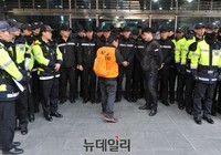 [포토] 새정치민주연합 당사 막아선 경찰
