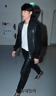 [패션위크] 블랙-화이트, 입장하는 윤한
