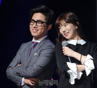 [포토] 가수 일락 쇼케이스 응원 온 스마일지 리나