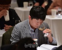 [포토] 한국소믈리에대회, 와인향 맡는 참가자