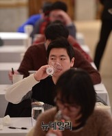 [포토] 소믈리에대회, 와인 맛 보는 참가자